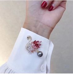 Brooch Outfit Ideas, Diy Brooch Pin, Embroidery Pearls, Swan Brooch, Embroidery Brooch, Bouquet Brooch, Hand Beaded Embroidery, Pearl Embroidery, Motifs Perler