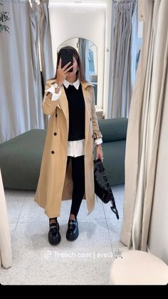 Trench Coat Work Outfit, Trench Coat Outfit Ideas, Trench Coat Outfit Fall, Fall Trench Coat, Chic Mom Outfits, Coat Outfit Ideas, Fashion Trench Coat, Cream Trench Coat, Outfit London