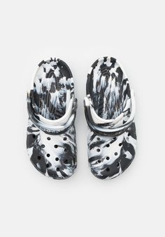 Crocs CLASSIC MARBLED UNISEX - Tresko - white/black Crocs Black And White, Marble Crocs, White Crocs Outfit, Crocs Outfit, White Crocs, Crocs Men, Black And White Aesthetic, Christmas Stuff, Komplette Outfits