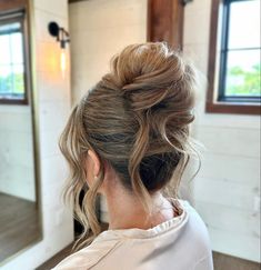 Knot Low Bun, Messy Updo Wedding, Hairstyle 90s, Trendy Updos, Signature Styles