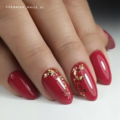 Christmas Red And Gold Nails, Red Gold Nail Art, Red And Gold Nails Almond, Red Acrylic Nails Christmas, Red And Gold Nails Acrylic Almond, Red And Gold Nails Almond Shape, Maroon Gold Nails, Red And Gold Almond Nails, Red And Gold Nails Christmas