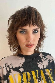 Short Straight Razor Shag with Fringe Short Shag Cut, Bob Hairstyles For Round Face, Shag Cut, Stacked Bob Hairstyles, Short Grunge Hair, Face Framing Bangs