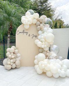 balloons are arranged in the shape of an arch for a wedding ceremony at country & chic