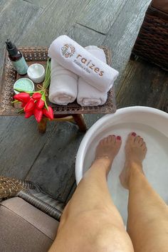 Foot Massage Spa, Spa Promo, Massage Room Design, Pedicure Bowls, Spa Pedicure, Spa Decor