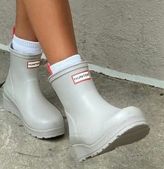 Rain Boot Aesthetic, Aesthetic Rain Boots, Hunter Boots Aesthetic, Short Hunter Boots Outfit, Raining Boots, Hunter Rain Boots Outfit, Hunter Short Boots, Short Hunter Boots