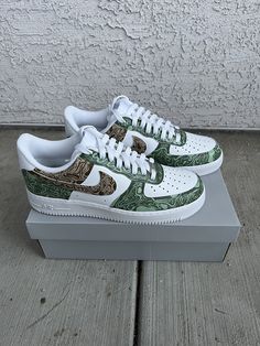 Hand painted Air Force 1's. This design is gender-neutral and fits every occasion.  This design is one of my favorites; however, I can design the exact shoe you're looking for upon request in any size (please message). Whether you're treating yourself or looking for a personalized gift, these one-of-a-kind sneakers will definitely turn heads and elevate your streetwear style. This design can be painted onto any size of your choice upon purchasing. When ordering, please let me know which size you Custom Air Force 1 Green, Sneaker Design Ideas, Custom Painted Shoes Ideas, Air Force Ones Custom, Customized Air Force 1, Shoe Customs, Customize Shoes, Customized Sneakers, Painted Air Force 1