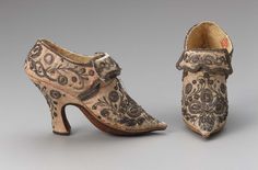 1750-1760s, Europe - Pair of women's shoes - Silk satin figured, embroidered with metallic thread, metallic galloon, leather and silk lining, and leather sole Cyrano Costumes, Period Clothing, 18th Century Fashion