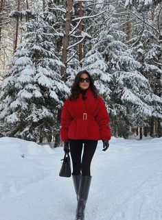 Austria Fashion Winter, Old Money Ski Outfit, Christmas Trip Outfits, Old Money Snow Outfits, Europe Outfit Winter, Winter In Switzerland Outfits, Switzerland Outfit Winter, New York December Outfit, Switzerland Winter Outfit