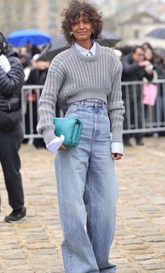 Simple streetwear style for the new season. #styleoftheday #womenswear Denim On Denim Street Style, Denim On Denim Outfit Fall, Cold Weather Brunch Outfit, Oversized Jeans Outfit, How To Style Loafers, Simple Streetwear, Wfh Outfits, Fashion Gone Rouge, Fashion Outfit Ideas