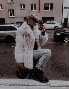 White Fur Coat Outfit, Fur Coat Outfit Casual, Fur Coat Street Style, Fur Coat Outfits, Faux Fur Coats Outfit, Fur Jacket Outfit, White Fur Jacket, Faux Fur Outfit, Outfits For Winter