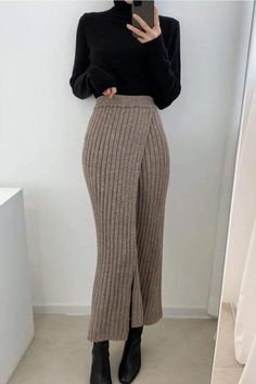 outfit ideas Long Skirt Evening Outfit, Work Outfits Women Long Skirt, Knitted Long Skirt Outfit, Knit Maxi Skirt Outfit Winter, Knit Long Skirt Outfit, Wool Maxi Skirt Outfit, Tight Skirt Outfit Casual, Winter Outfits Skirt Long, Long Knitted Skirt Outfit