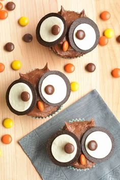 Decorating these adorable owl cupcakes is SO EASY! Use Oreos and Reese's Pieces to make these super cute cupcakes! Such a fun dessert idea for Back to School, Halloween, or Thanksgiving. They're sure to be a real hoot at your next fall party! Owl Cupcakes With Oreos, Scarecrow Cupcake, Easy Cupcakes Decoration, Cupcakes For Halloween, Kid Foods, Ghost Cupcakes