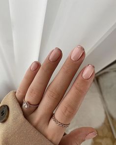 Fashion Outfits Dresses, Golden Nails, Gold Glitter Nails, Subtle Nails, Casual Nails, Outfits Dresses, Metallic Nails, New Year's Nails