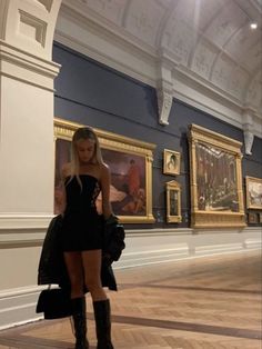 Art Gallery Photoshoot Ideas, Art Museum Photoshoot, Victoria Costume, Gallery Outfit, Museum Photoshoot, 22 Birthday, Debut Photoshoot