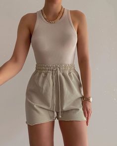 Chique Outfits, Lounge Outfit, Lazy Outfits, Rock Chic, Cute Comfy Outfits, Neutral Outfit, Short Shorts, Mode Inspiration, Looks Vintage