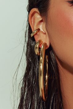 Our perfect oversized hoops fit just right. Crafted in Brazil, our 18k Gold essentials are the perfect everyday statement. Let the jaw-grazing length shine solo or stack with smaller versions. Jewelry Collection Handcrafted in Brazil 18K Gold Filled Thickness: 6mm Diameter: 3.5" Weight: 1.21 oz Waterproof Hypoallergenic Gold Hoops Chunky, Priscilla Block, Large Gold Earrings, Ear Stacks, Earrings Outfit, Barn Dance, Minimalist Earrings Gold, Oversized Earrings, Chunky Hoop Earrings