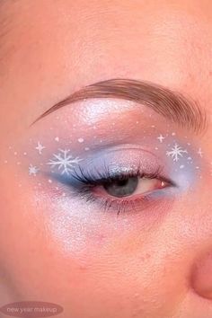 Christmas Lights Eyeshadow, White Winter Makeup Looks, Christmas Eyeshadow Simple, Christmas Liner Makeup, Christmas Light Eye Makeup, Fun Winter Makeup, Waterline Eyeliner White, White Christmas Makeup Ideas, White Eyeliner Dark Skin