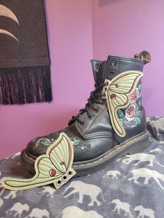 These boot wings are a beautiful addition to any style. The wings simply lace into the outer side of each shoe, boot or skate. The wings can be laced into other items such as back packs or even pet harnesses! This set mimics the look of a luna moth. The wings are about 4.5 inches tall & 2.5 inches wide. Luna Moth Accessories, Moth Outfit, Winged Shoes, Shoe Dangle, Poodle Moth, Mushroom Outfit, Lace Charms, Aesthetic Converse, Green Costume