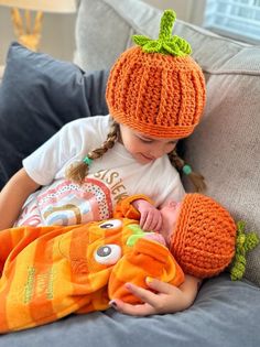 CROCHET HAT PATTERN -  HALLOWEEN PUMPKIN HAT PATTERN     (Instructions to make your own) Not actual items. The Playful Pumpkin Hat is such a fun Halloween hat to make this fall!  A BEGINNER FRIENDLY PATTERN WITH PHOTO TUTORIAL TO TAKE YOU THROUGH STEP BY STEP With a step by step photo tutorial to take you through. Using two strands of yarn together and a large crochet hook!  It works up quickly and is soft and springy to wear - You will LOVE it :-) 6 SIZES ARE INCLUDED FROM NEWBORN UP TO ADULT W Pumpkin Hat Crochet, Pumpkin Hat Pattern, Crochet Pattern Beginner, Halloween Costume Women, Crochet Pattern Halloween, Bonnet Au Crochet, Large Crochet Hooks, Light Worsted Weight Yarn, Halloween Hat