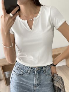 Blanco Casual Collar manga corta Tela Liso  Embellished Estiramiento medio Manche, Tshirt Sleeves Ideas, White Tshirt Outfit Women, Outfit Elegantes, Office Wear Women, Elegant Blouses, Basic Shirts, Tee Outfit, Tshirt Outfits