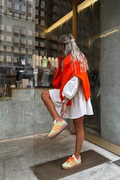 Colorful Sneakers Outfit, Adidas Gazelle Outfit, Looks Adidas, Look Adidas, Airport Outfits, City Outfits, Mode Casual, Brunch Outfit, Sneakers Outfit