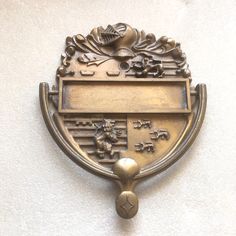 a plaque on the side of a building with flowers and leaves around it's edge