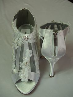 Modern-Victorian 3.5'' Heels Satin Shoes with clear mesh and flower lace appliqués; Outer-sole is leather The elements I used: Glass pearls, Swarovski crystals, sequins. Shoes have a back zipper closure, please look at all the pictures; These shoes have the look of a Modern Victorian Boot. Colors: White, Off-white, and Ivory. US Sizes: 5, 5.5, 6, 6.5, 7, 7.5, 8, 8.5, 9, 9.5, 10, and *11 (outside US, please goggle a shoes size converter) *Size 11 has an extra cost of $10 USD. THESE SHOES ARE HAND Laced High Heel Wedding Shoes For Party, High Heel Wedding Shoes With Laces, Victorian Wedding Boots, Thigh High Black Boots, Wedding Shoes Boots, Black Leather Cowboy Boots, Beautiful Wedding Shoes, Victorian Boots, Volatile Shoes