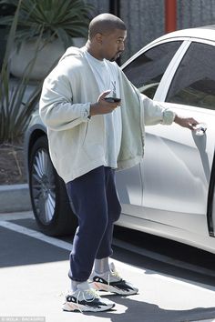 Yeezy Waverunner 700 Outfit Men, Waverunner 700 Outfit Men, Toxic Video, Kanye West Clothing, Kanye West Songs, Basters, Kanye West Outfits, Kanye Fashion, Kanye West Style