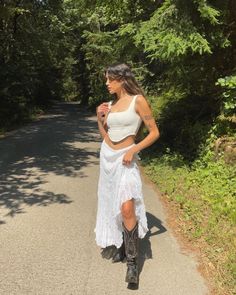 black cowboy boots outfit Summer Boots Outfit, Coastal Cowgirl Aesthetic, Cowboy Boot Outfits, Dresses With Cowboy Boots, 2023 Fashion Trends, Look Festival