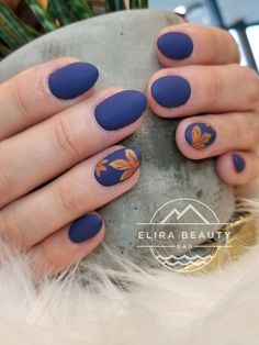 November Nails Fall Blue, Fall Leaf Nails 2022, Blue Fall Nails 2022, Fall Leaf Design Nails, Blue And Yellow Fall Nails, Blue Autumn Nails, Short Oval Nails Fall, Fall Leaf Nails, November Nails Fall