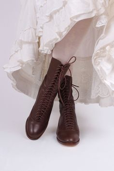 Charming Low-Heel Everyday Edwardian Style Boots These everyday lace-up boots are crafted from top-quality leather, evoking Edwardian-era style with a design inspired by models from 1915 to 1920. Featuring a medium-high shaft, secured by long cotton laces, and a slightly sturdy 1,2 inch heel, these boots offer both comfort and stability. The leather sole and cotton lining maintain a traditional aesthetic, while silicone inserts provide modern comfort and a snug fit. The shoes are available in re Low Heel Leather Boots, Long Brown Boots, 1930s Shoes, 1950s Shoes, 1920s Shoes, 1940s Shoes, Victorian Boots, Traditional Aesthetic, Winter Fashion Boots