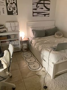 Rooms Clean Aesthetic, White Rug Aesthetic, White Clean Room, Room Inspo Aesthetic Minimalist, Acubi Bedroom, Evangeline Aesthetic, Acubi Room, Dream Tracker