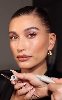 Hailey Bieber Bridal Makeup, Bridesmaid Makeup Tutorial, Fair Skin Makeup, Makeup 101, Glam Makeup Look, Models Makeup, Fashion Hair