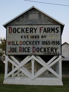 an old wooden sign that says dockery farms