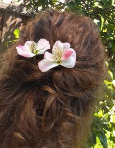 Ces épingles à cheveux en nénuphar péruvien ont un véritable centre de mousse. Vendus par lot de 2. 2 lots au choix : 1.Le premier jeu comprend des lys péruviens abricot/crème/vert. Ces délices aux abricots sont rehaussés de touches de peinture argentée et de mousse de lichen au centre. Le deuxième ensemble est un rose poudré pâle avec un centre de mousse de renne. Les mousses ont été récoltées de manière durable dans les montagnes de Santa Cruz. J'ai également peint à la main quelques détails s Lily Flower Hairstyle, Lily Of The Valley Hair Clip, Lily Hair Clip, Pink Flower Hair Accessories, Lilium Flower, Paint Accents, Peruvian Lily, Orchid Flower Hair Clip, Pretty Headbands