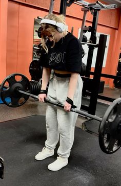 rdl, lift, lifting straps, gymshark, youngla, hamstring, inspiration, beats, music, gym Barbell Lifts For Women, Female Weight Lifting Routine, Girly Weightlifting, Gym Outfits Winter, Weightlifting Women Routine Gym, Girls Lifting Weights, Gym Fit, Gym Fits, Body Inspiration