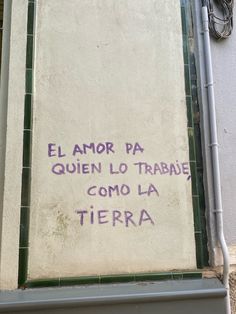 graffiti on the side of a building that says, el amor pa queen lo trabde como la tierra