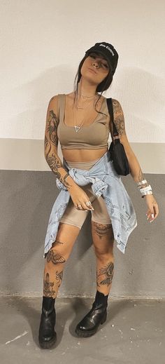 Chilli Day Outfit, Female Date Night Outfits, Hippy Outfits Winter, Outfits For Tattooed Women, Girls With Tattoos Style Outfit, Tattooed Outfits, Journey Concert Outfit, Alternative Summer Outfits, Edgy Outfits Summer