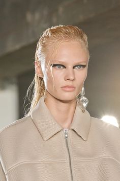 Runway Hair Trends, Androgynous Makeup, High Fashion Hair, Avant Garde Hair, Runway Hair, Spring 2023 Ready To Wear, High Fashion Makeup, 2023 Ready To Wear Collection, Runway Makeup