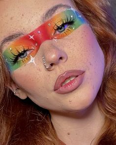 Rainbow Inspired Makeup, Full Face Colorful Makeup, Rainbow Makeup Tutorial, Make Up Looks Crazy, Extra Makeup Ideas, Colourful Makeup Ideas, Carnival Makeup Ideas Easy, Makeup Ideas Colorful Creative, Colorful Make Up