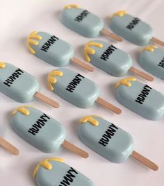 there are many blue and yellow pops with the word man on them in black letters