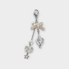 a key chain with charms attached to it's ends and two stars hanging from the end