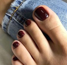 Pedicura en color vino tinto 😍 Pedicure Colors Pale Skin, Deep Red Pedicure, Pedicure 2024 Trends, Maroon Toe Nails, Maroon Pedicure, Dark Red Pedicure, Round Toe Nails, Dark Red Toe Nails, Burgundy Toe Nails