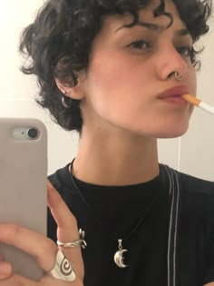 3a Pixie Cut, Androgynous Curly Hair, Pixie Haircut Curly Hair, Butch Haircuts, Shaved Head Styles, Androgynous Haircut, Curly Pixie Hairstyles, Dark Curly Hair, Androgynous Hair