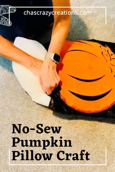 No-Sew Pumpkin Pillow Craft Jenny Cookies, Pumpkin Pillow, Easy Diys, Fall Pillow, Pillow Projects, Pillow Crafts, Old Pillows, Autumn Magic