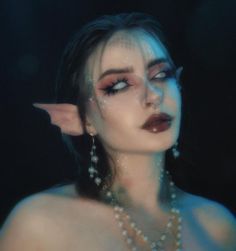 @ chlo.rernay.cos on Instagram. - - - - #sfx #mermaid #siren #fantasy Siren Mythical Creatures, Red Siren Makeup, Siren Look Makeup, Siren Aesthetic Hair, Snake Sfx Makeup, Werewolf Sfx Makeup, Siren Makeup With Gills, Siren Cosplay Mermaid, Gills On Neck