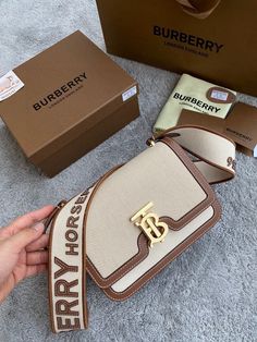 Size: 21cm*6cm*16cm It comes with Dust box, Care manual, Tag, and Paper bag. Trendy Purses, Luxury Bags Collection, Girly Bags, Luxury Purses, Fancy Bags, Pretty Bags, Cute Bags, Branded Bags, Bags Designer Fashion