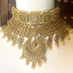 Beautiful Bridal Polki Set Includes Adjustable Necklace, Tikka, And Earrings. Bridal Jewelry Desi, Ancient Indian Jewelry, Head Chain Jewelry, Humor Comics, Polki Sets, Indian Bridal Jewelry Sets, Head Chain, Polki Jewellery, Indian Wedding Jewelry