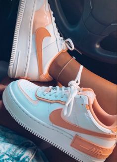 Custom Nike Shoes Women, Nike Jordans Women Outfits, Aesthetic Nike Shoes, Sneaker Nike, Nike Shoes Air Force, Trendy Shoes Sneakers, Dr Shoes, Nike Shoes Girls, Preppy Shoes