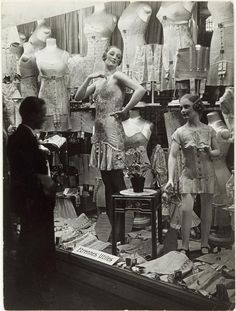 Store Window, by Brassai Paris 1920s, Berenice Abbott, Moda Paris, Paris Photo, Roaring Twenties, Vintage Paris